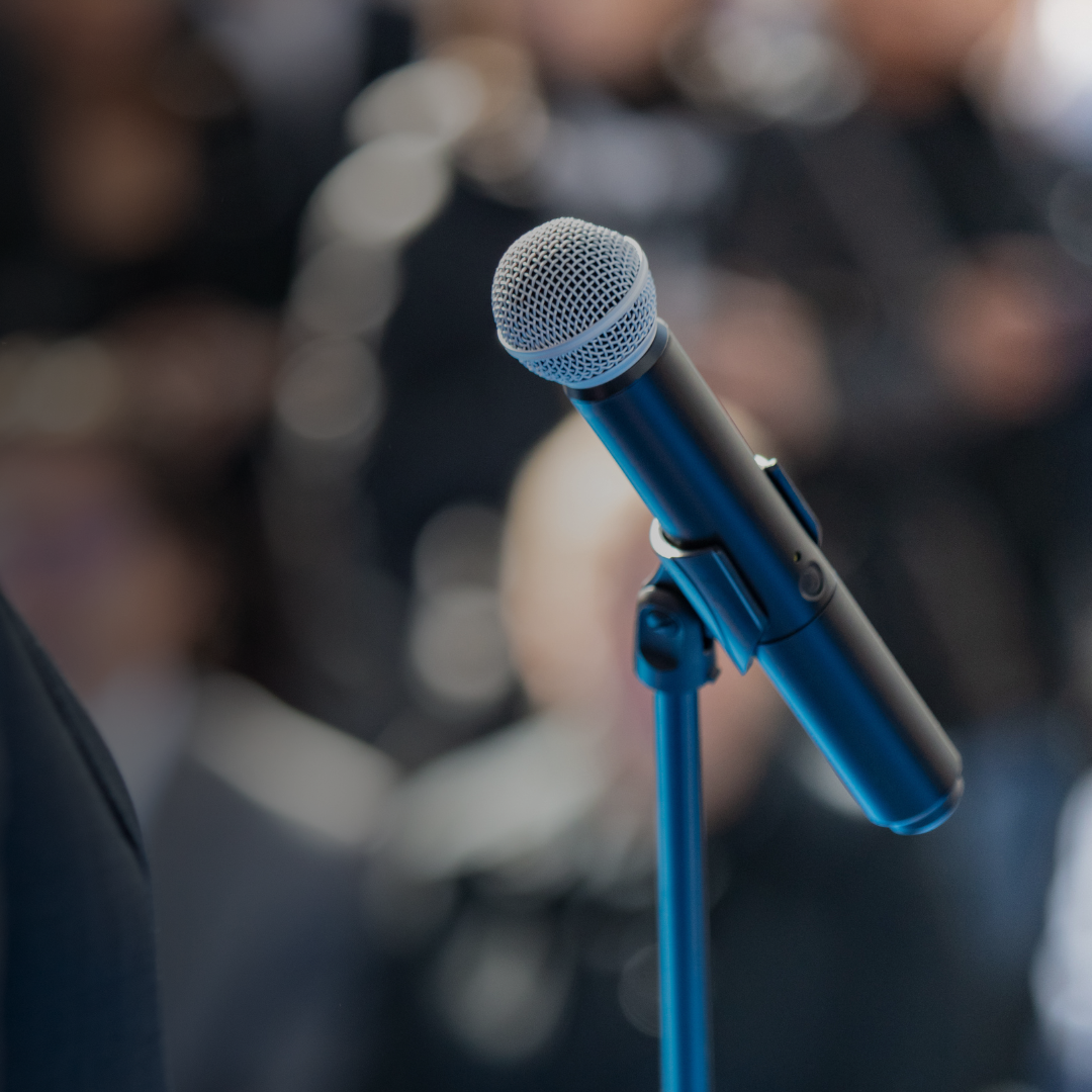 Un microfono in primo piano