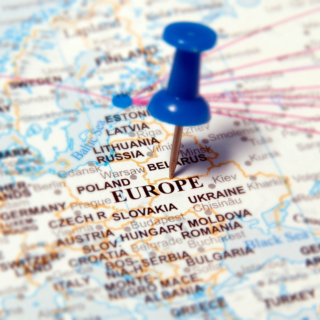 Mappa con puntina su parola Europa