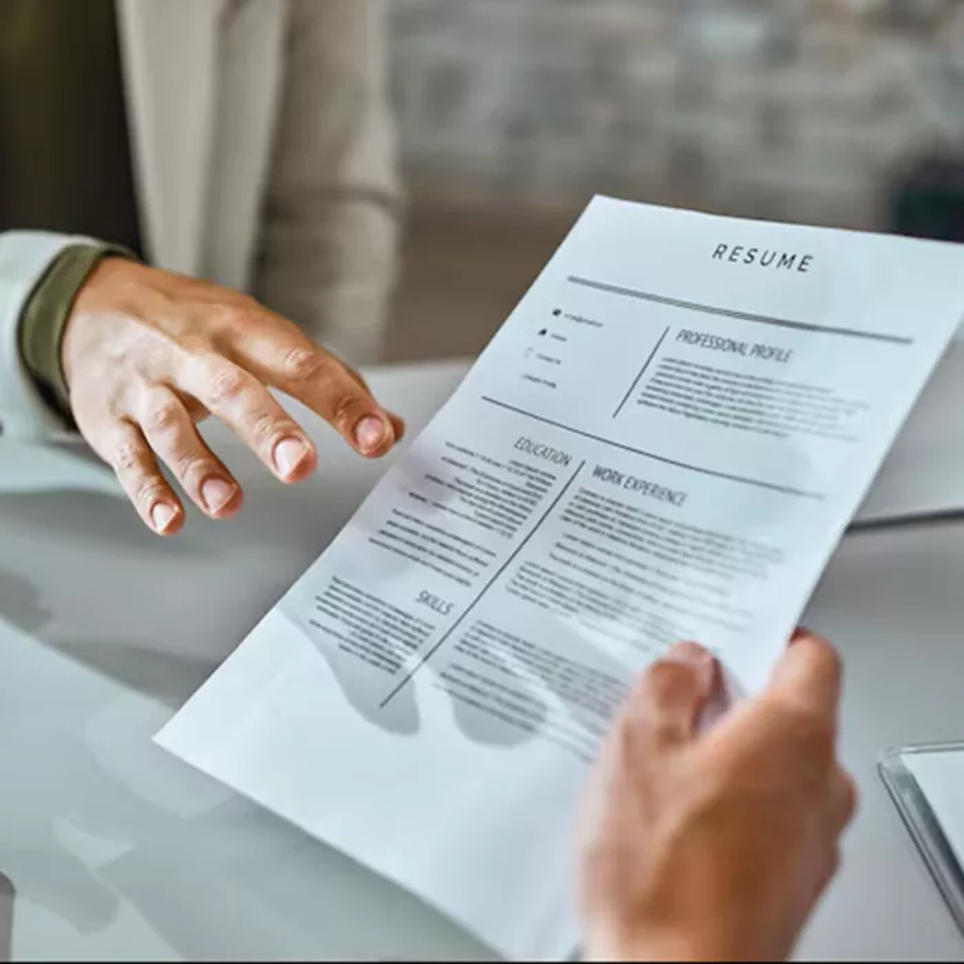 Persona che tiene in mano un CV